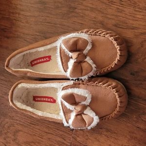 Unionbay slippers with bows
